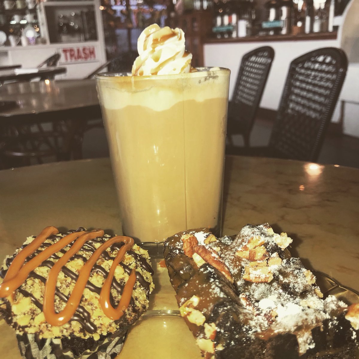 It’s #NationalCaramelDay and we have got you covered! #webakeyousleep #raosbakery #caramelo #turtletopping
