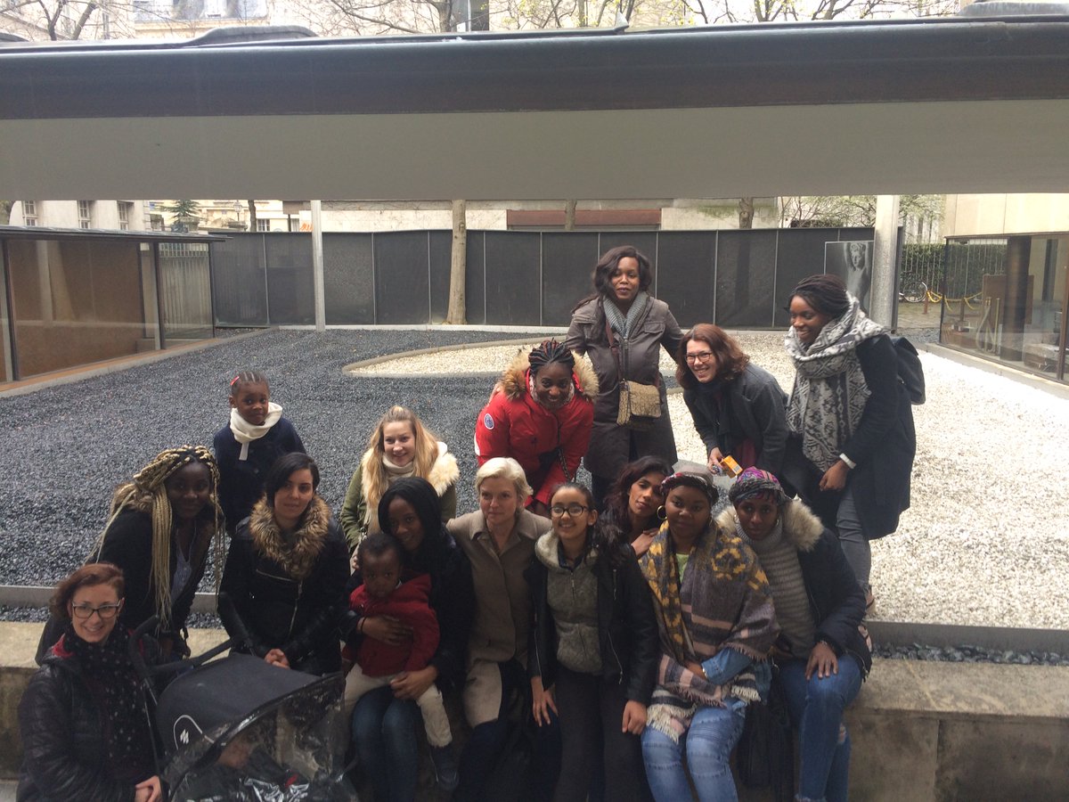 InPACTFDD's tweet photo. Hier les participantes au projet #MiroirPalais impulsé par @GayLarrayadieuO et soutenu par @InPACTFDD ont pu découvrir la superbe exposition de la @mep_paris et une partie de leurs travaux. https://t.co/f32cIcuoLW