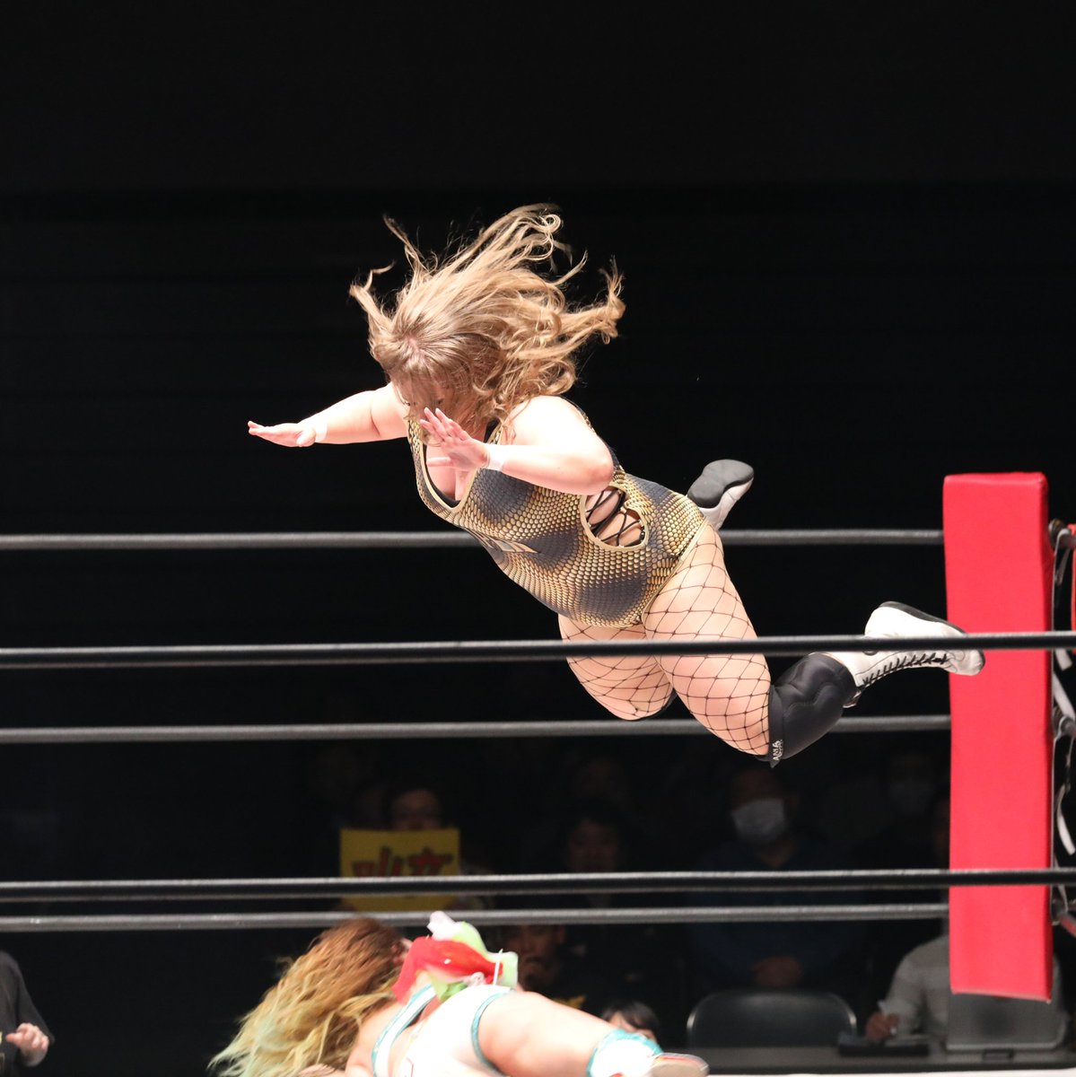KurogoMinamoto's tweet photo. #スターダム
#ジャン叫
4.1 名古屋国際会議場イベントホール
SWA世界選手権試合
#Viperv バイパーvs #ジャングル叫女
ボディプレスを避け、背後にラリアット💥
そして、ついにバイパーを投げる‼
ボディスラム👍
からの、ジャングルスプラッシュ🌠
それでも決まらない、バイパー強し❗ https://t.co/adftc6p363