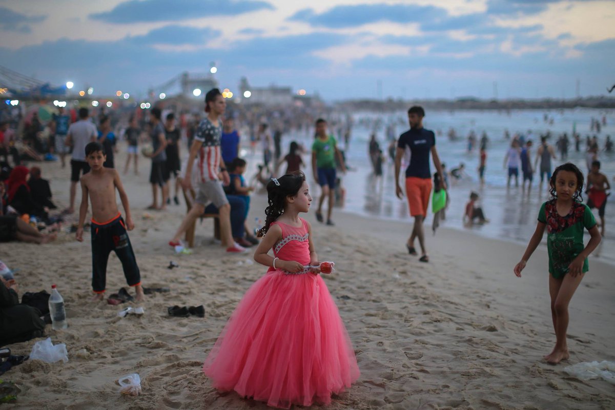 CBSP_FRANCE's tweet photo. Au bord de la mer, les enfants de #Gaza sont heureux... C'est le seul endroit où ils peuvent oublier leur dur quotidien... #JeudiPhoto https://t.co/GaW7RmjR7c