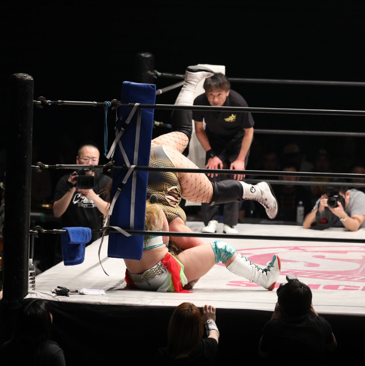 KurogoMinamoto's tweet photo. #スターダム
#ジャン叫
4.1 名古屋国際会議場イベントホール
SWA世界選手権試合
#Viperv バイパーvs #ジャングル叫女
ラストスパート…
しかし持ち上がらずー。
バックドロップからの圧殺
ダメ押しで高角度のみちのくドライバーⅡ
ジャングル叫女、名古屋に散る… https://t.co/gUezDhuyAM