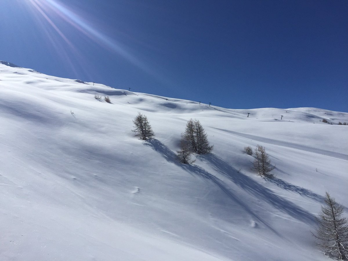 ruisliphighpe's tweet photo. Fantastic conditions for our penultimate day skiing. Out for pizza this evening #rhsski https://t.co/kCDEeyw5AE