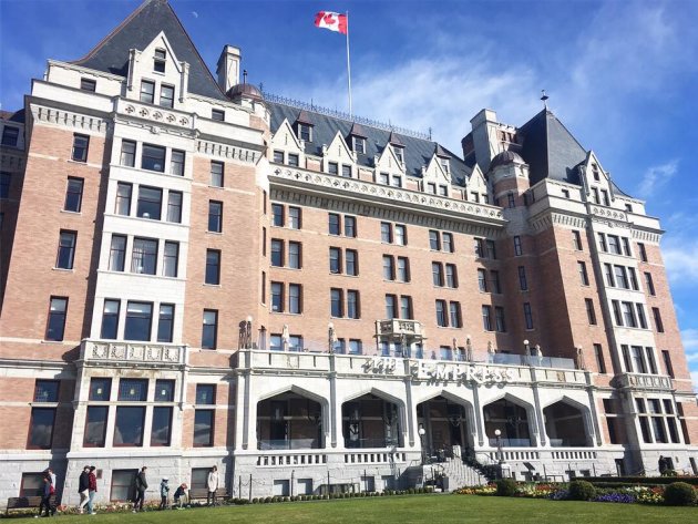 ShakeTheFound1's tweet photo. Taylor ~ A man left his hotel window open in Victoria. He left pepperoni on a balcony and the window open. The hotel room was destroyed!!! 
So much for a nice warm welcome back! https://t.co/bgWKJNh79o