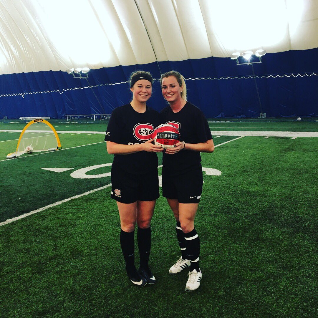Reigning 2v2 champ @kellisantopaulo passing down the torch to @cciriacks21 . 🥇👭 

#marchmadness2018 ⚽️🐾