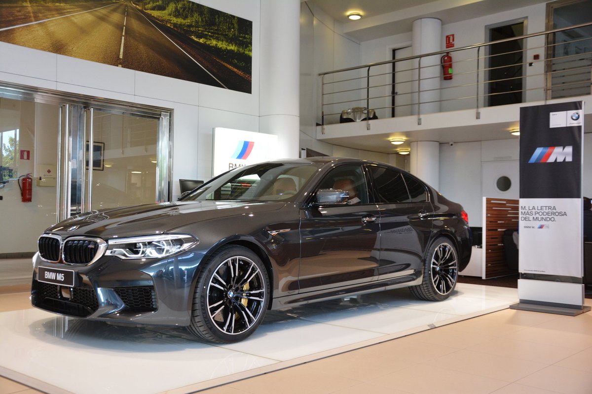 BMWBertolin's tweet photo. Así de espectacular luce ya el nuevo @bmw #M5 en nuestra exposición de General Avilés. ¿Quieres venir a conocer a la berlina más potente, tecnológica y deportiva del momento? (600 CV | 750 Nm | 0-100 kmh: 3,4 s | 305 km/h vel.máx) https://t.co/jllTNdrjUv