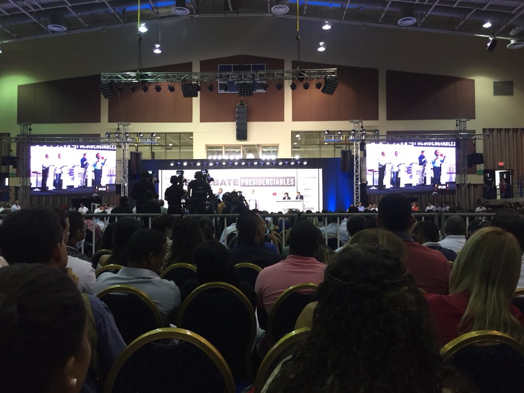 JimenezLorenna's tweet photo. Hoy apoyando a el mejor candidato #MejorVargasLleras  escuchando y confirmando que es nuestra mejor opción. 👏🏽👏🏽 #MejorVargasLleras https://t.co/5CQOmj3opV