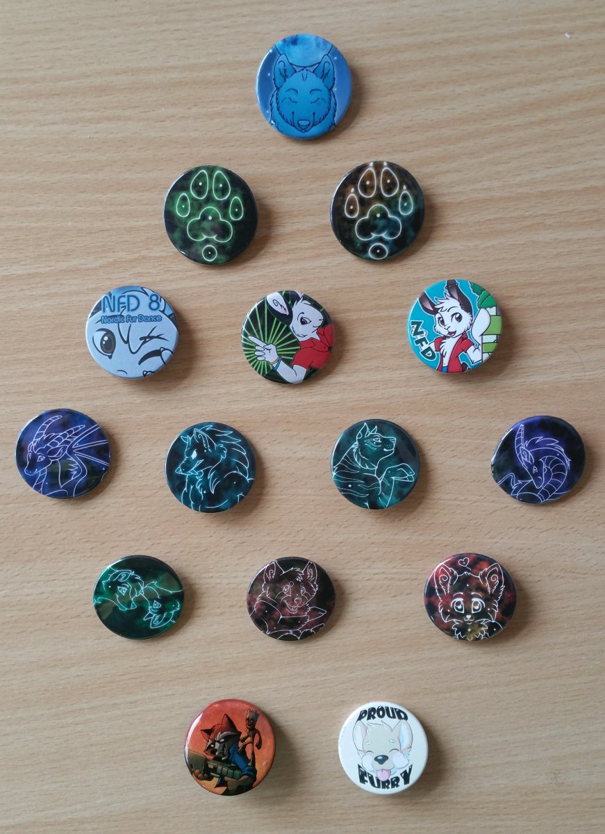 Fusselschwarm's tweet photo. Our Buttons 2/2: The newbies! #ButtonKing

Zodiac signs &amp; #NFD by @SchneeCreations. Rocket&amp;Groot by Brian Kesinger. #ProudFurry by @chibikurai.

2,50 EUR each at events, at the office or by mail order (together with other stuff or postage). https://t.co/puQKq3u9ML