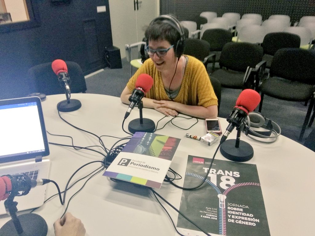 Observador_CLM's tweet photo. De forma paralela, @andreamomoitio , periodista de @pikaramagazine es entrevistada por la alumna Alba Torres en el estudio de radio de @PeriodismoUCLM.
#Trans18 #UCLM https://t.co/KsM5PQJkxO