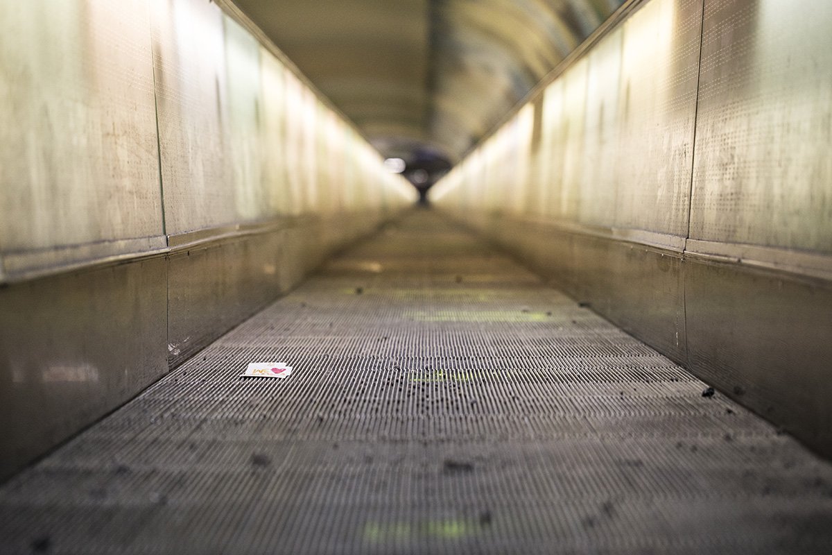 jn_lehec's tweet photo. #JeudiPhoto et #projet365 : perspective, profondeur de champ et trottoir roulant ! Mais où ai-je pris cette photo ? A vous de deviner ! 😁
#metro #subway #paris #phottography #canon6d https://t.co/vAl2YNsT7G