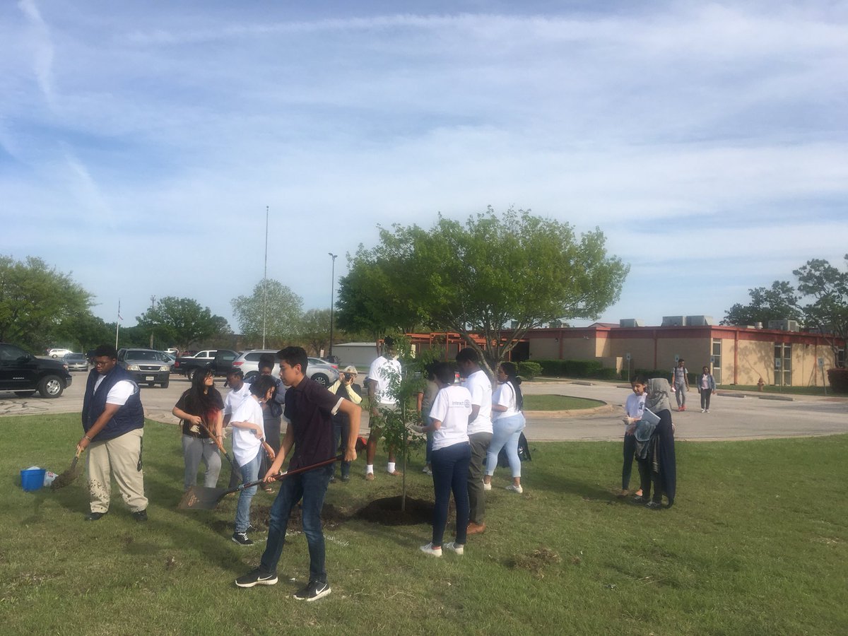 funkdaddytweet's tweet photo. The @ManorNewTech  @InteractMNTHS planted a Tree Of Hope at #OurHouse!

@ManorISD https://t.co/MsogWvfK1q
