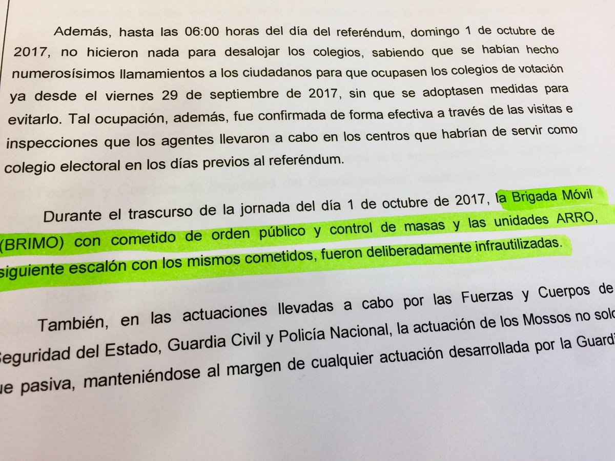 CastellaToni's tweet photo. L’acusen de no haver exercit la violència contra la població , el volen processar per no voler col·laborar amb el terrorisme d’estat. #Trapero representa la polícia d’una democràcia i això no ho perdonen https://t.co/QnHuI3XNfi