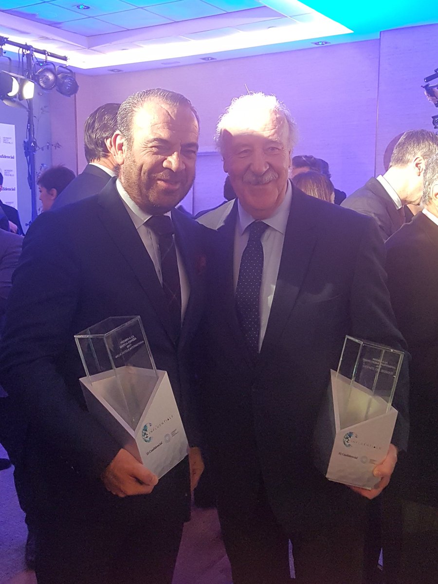 alfonsodelpoyo's tweet photo. Nuestro CEO @GabrielEscarrer junto a @vicentedlbosque, dos grandes campeones!!! , pero en especial , en los valores que promulgan  , con sus premios #Influentials2018 @elconfidencial . https://t.co/zohHD4HiO9