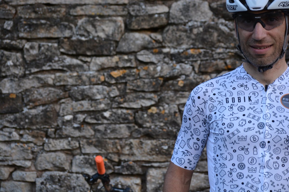 ismaelventura's tweet photo. Mi ropa 2018. No podía ser como todo el mundo. Ropa que dice mucho. 
Fabricada por @GOBIKWEAR, diseñada por Baku y pensada por mi única neurona 😁
Este domingo os enseño y estreno, en Francia, la de campeón de España que aún mola más 😊 https://t.co/dwsqnP5tkV