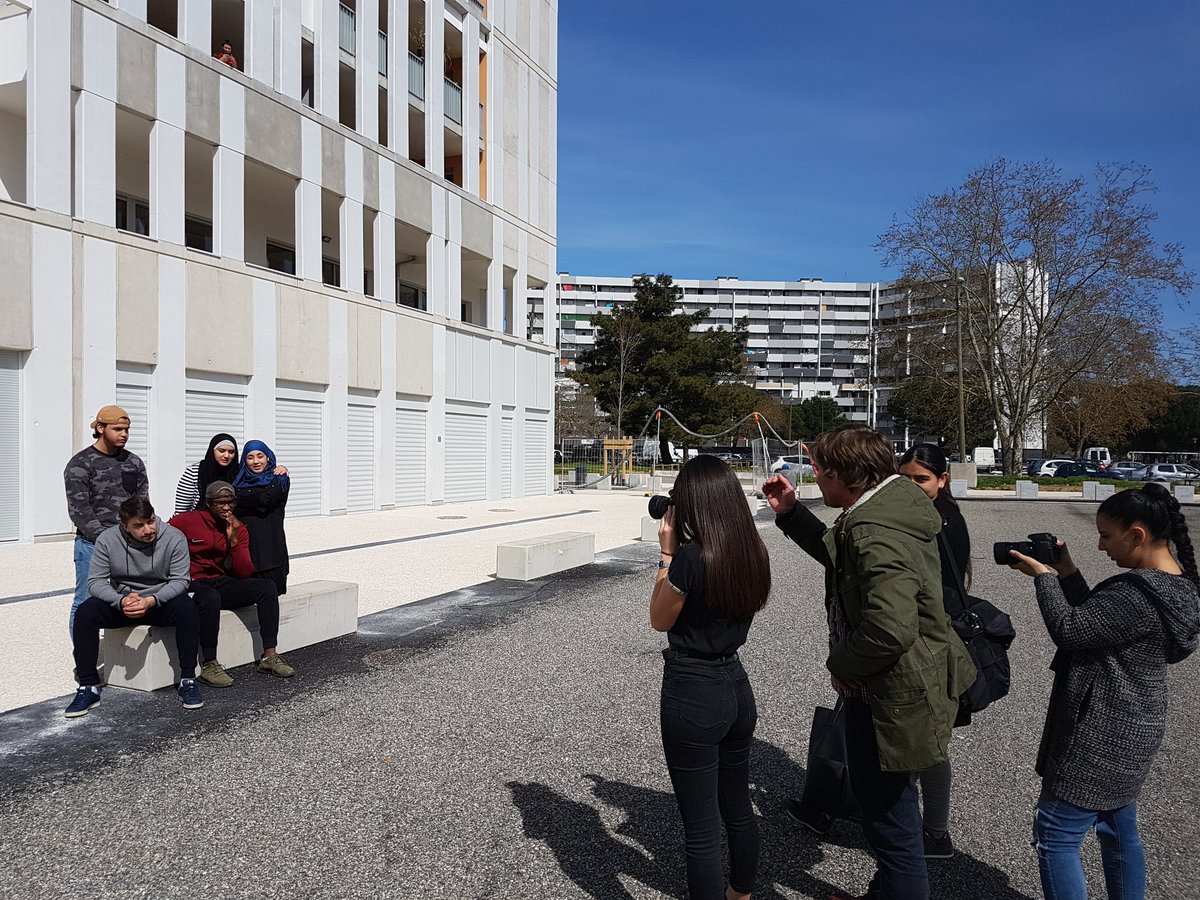PascalCabaret's tweet photo. Rencontre et prises de vue des membres de @LBS_31 par les élèves du #lyceerivegauche de #Toulouse. Une association jeune et déjà indispensable qui sait faire partager sa passion pour la création cinématographique et les #medias. Une pépinière de talents dans le quartier #reynerie https://t.co/zRRsc1v2a7