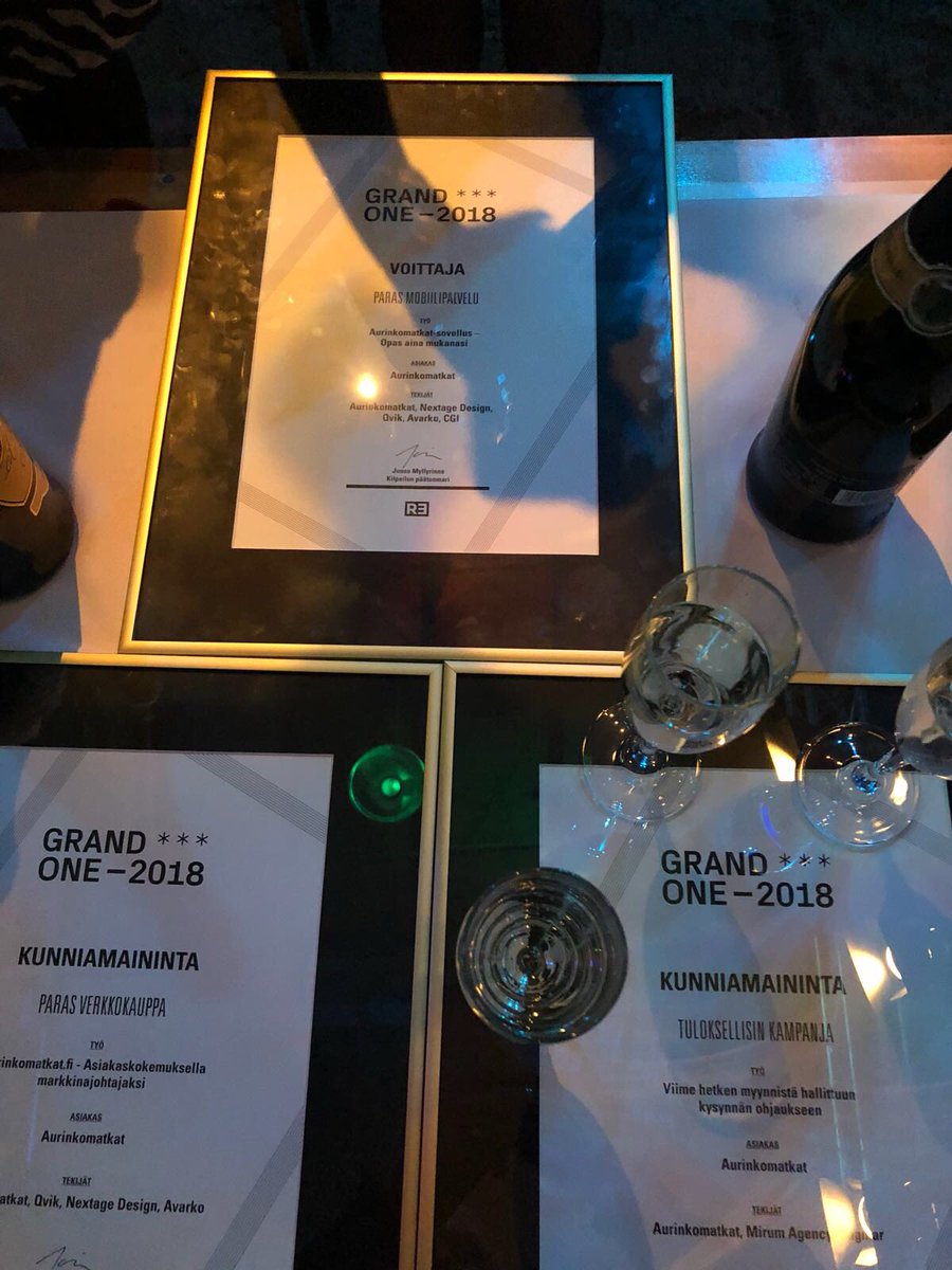 Aurinkomatkat_'s tweet photo. Sitä tasoa huikeat fiilikset Grand One 2018 -gaalassa, että yksi kuva ei mitenkään riitä kertomaan niistä. Laitetaan siis neljä kuvaa, sillä kaksi kunniamaininta ja yksi voitto kisassa on ihan mieletöntä 😍☀���☀️!#grandone #aurinkomatkat https://t.co/WMO1G5adyD