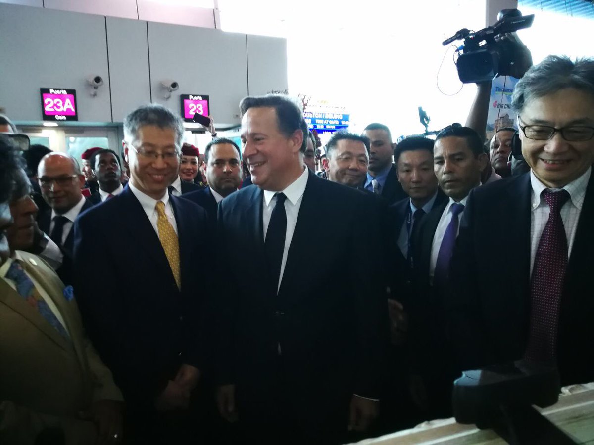 Pdte. <a href="/JC_Varela/">Juan Carlos Varela</a> encabeza ceremonia inaugural de vuelo de <a href="/AirChinaNA/">Air China</a> que conecta a Panamá y China.