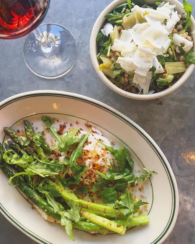 These are the things dreams are made of: Spring veggies and a full glass (or two.) 🍷 ift.tt/2H21IPb