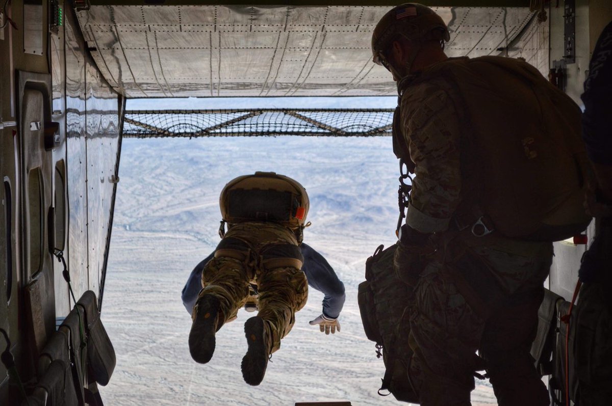 AirborneSysNA's tweet photo. Ken Saylor, International Sales, taking our combo drop course with the 212 RQS from the Alaska Air National Guard head on. #gpads #jpads #ramair #jumper #militaryjumper #oursalesteamisbetterthanyours https://t.co/D7WpVeGVKw
