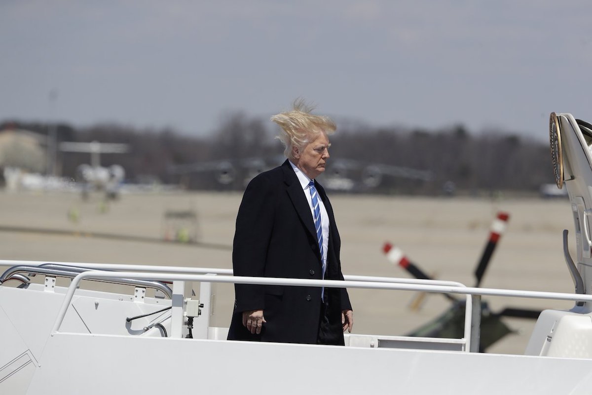 Deadspin's tweet photo. Windswept honey bun boards airplane: https://t.co/sGLx1RPojh https://t.co/AwlczjKWSG