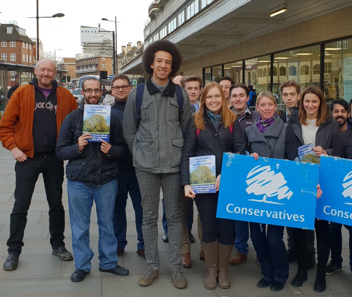 ActivistsLondon's tweet photo. Very grateful to @lucyfrazermp for canvassing with us this evening in South Hampstead to help spread the message for a 🚮cleaner, 👮♀️safer, 🌳greener borough with @CamdenTories!
#ToryCanvass https://t.co/fBg4hwP9ma