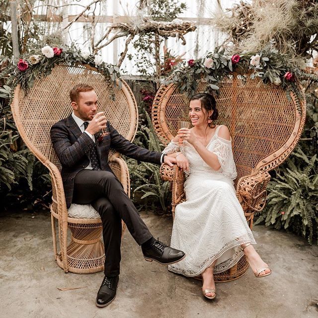 piecesbyviolet's tweet photo. When stunning chairs, clients, blooms and photographers collide ✨

Photo @elisabettalillyred // Bride and Groom @cnkirkcaldy + @jesselash // Flowers @thefloraltimes // Venue Shelldance Orchid Gardens https://t.co/3MfDpKuA8j https://t.co/hgPTQXdtXp