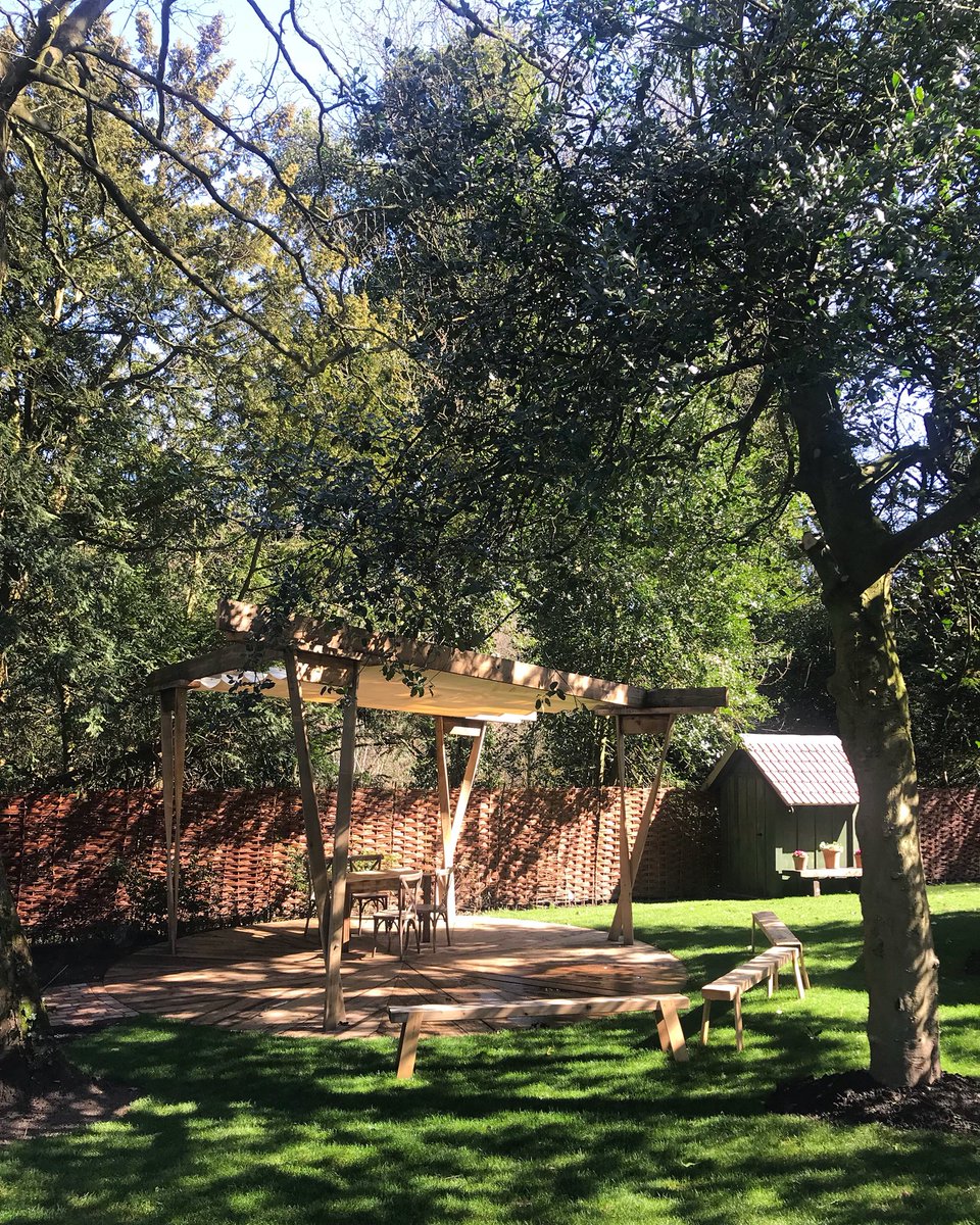 Gorgeous sunlight shining through the trees in The Secret Garden #spring #sunshine
