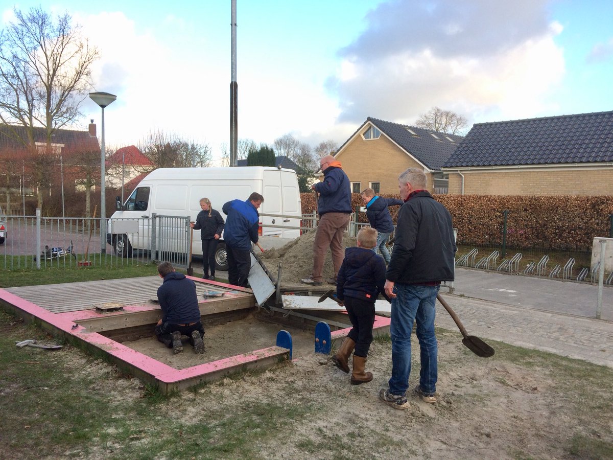 maakbaar2016's tweet photo. Sterk #vrijwillgerswerk in #westerbroek. Vanavond grote schoonmaak @ligthartschool . Komend weekend leeghalen/verhuizen spullen @Aalmanshuus en snoeihout opruimen in de #appelgaard https://t.co/7rXih0yoCK