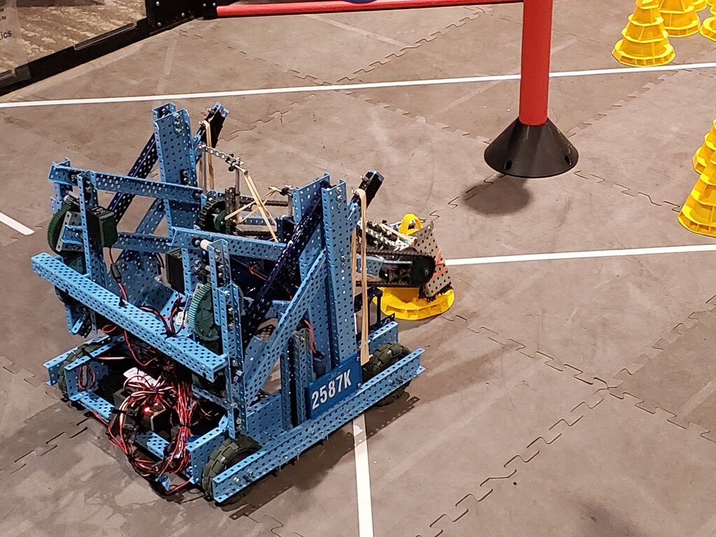 discobots's tweet image. 2587K is in Iowa this weekend at the #CreateOpen Vex Competition . #InTheZone