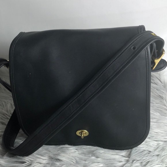 windravenc's tweet photo. So good I had to share! Check out all the items I'm loving on @Poshmarkapp from @QuinnsPosh @Freddy22210180 #poshmark #fashion #style #shopmycloset #fossil #coach #betseyjohnson: https://t.co/CLMN7xqJRT https://t.co/BMZQbn6mMH