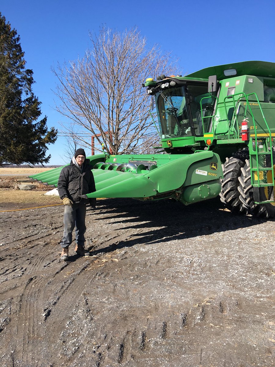 epilong's tweet photo. Let’s go kid,final 30acres #corn17 on frost,ha les gars de vaches pas pressé de finir! https://t.co/dhvTBx5rPR