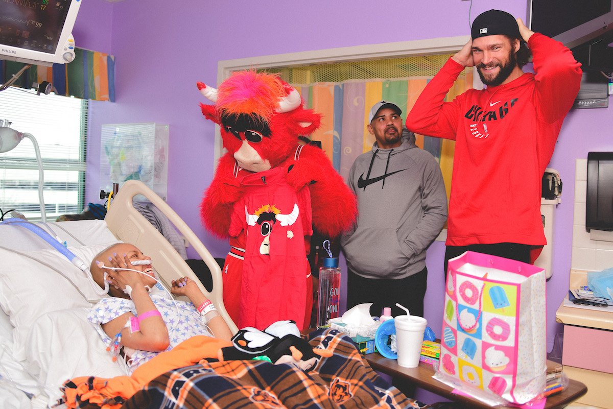 chicagobulls's tweet photo. Robin Lopez, Benny The Bull, and Toni Kukoc visited @AdvocateKids at Oak Lawn to surprise patients and reopen a renovated Teen Room in the hospital ❤️

Check out more photos from the event:
👉https://t.co/sjyH8zIjvs https://t.co/gAdNmz9ZsR