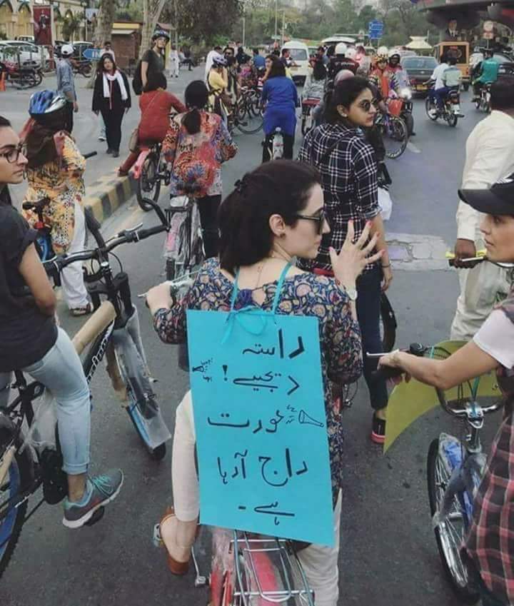 TanzeelKk's tweet photo. عورت راج سے گزارش ہے سائڈ پر ہوئیے آپ کا مرد باپ آرہا ہے۔ https://t.co/GtYHIXvjtw