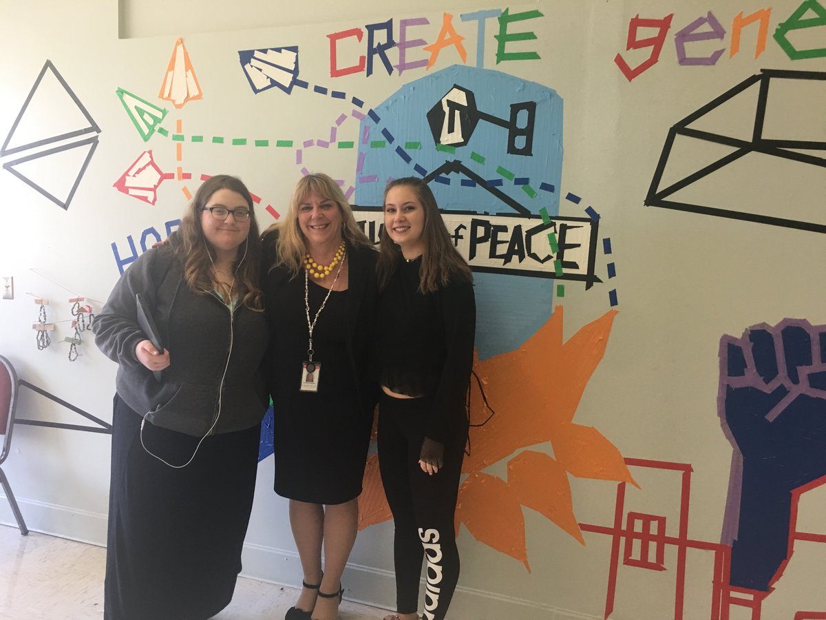 DrJones_GPS's tweet photo. Thanks, Erin and Frank for your work on the Generosity Project! I LOVE the bracelets that were handmade and the mural is amazing.  Thank you for inviting me to WFC and sharing your work with me. Awesome! #fpsct https://t.co/hOzYB87StH