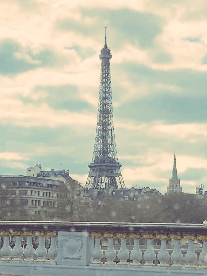 Simple_Revo's tweet image. A client workshop today with a very fine view... #paris #brand #communication