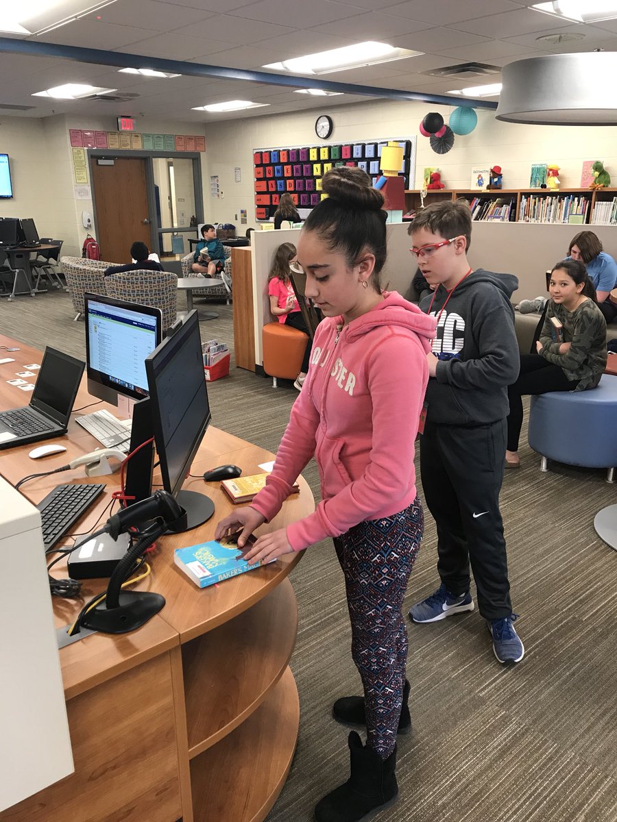 MrsHedmanGIPS's tweet photo. Trying out the new self-checkout station! #WhyIGive @GIPSFoundation @ShoemakerGI https://t.co/5kjVYGH1gY