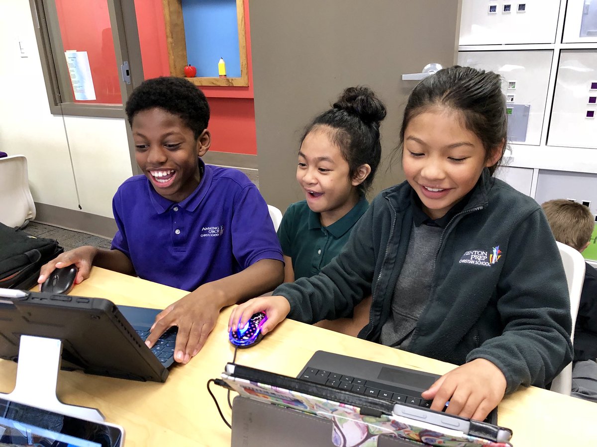 MrsTamraHood's tweet photo. There’s no better way to start a day in fourth grade than with laughter and joy! #MinecraftEdu @rentonprep #ShowcaseSchool @MicrosoftEdu #joy https://t.co/Lfrd1PANHq