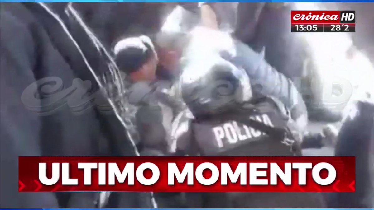 CronicaTV's tweet photo. #UltimoMomento | Comisario de la policía de #Chubut murió de un paro cardíaco en medio de forcejeos con manifestantes que intentaban ingresar a la Casa de Gobierno #PorTelefono Martín Buzzi, Radio "Chubut" https://t.co/7795QRSsuK