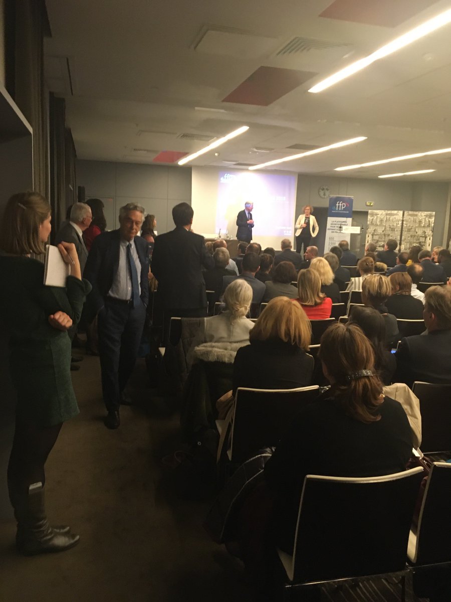 MurielDucourau's tweet photo. Débat à l’ #AGFFP avec @murielpenicaud : une très grande importance est accordée à l #innovation, au #savoir apprendre aux #softskills #savoir être https://t.co/RRJJEqAtem