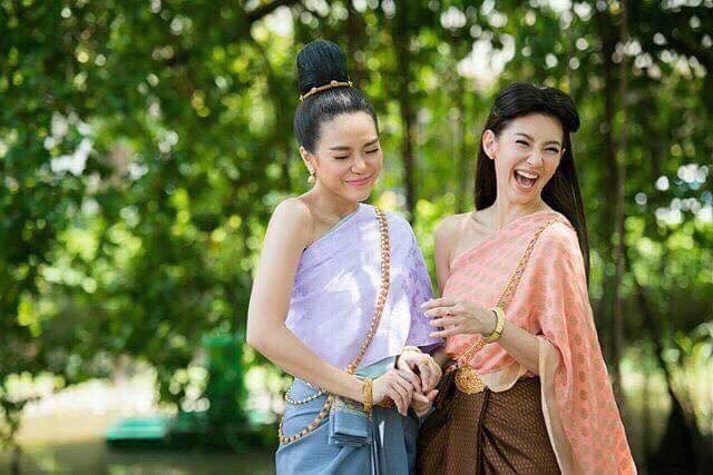 kunggggg1's tweet photo. ว่ากันว่ากลุ่มเพื่อน ใครเรียบร้อยสุด มันจะมีผัวก่อนเพื่อนในกลุ่ม แม่นมาตั้งแต่ 300 ปีที่แล้วเชียวหนา  #บุพเพสันนิวาส https://t.co/8VfT0bwS7u