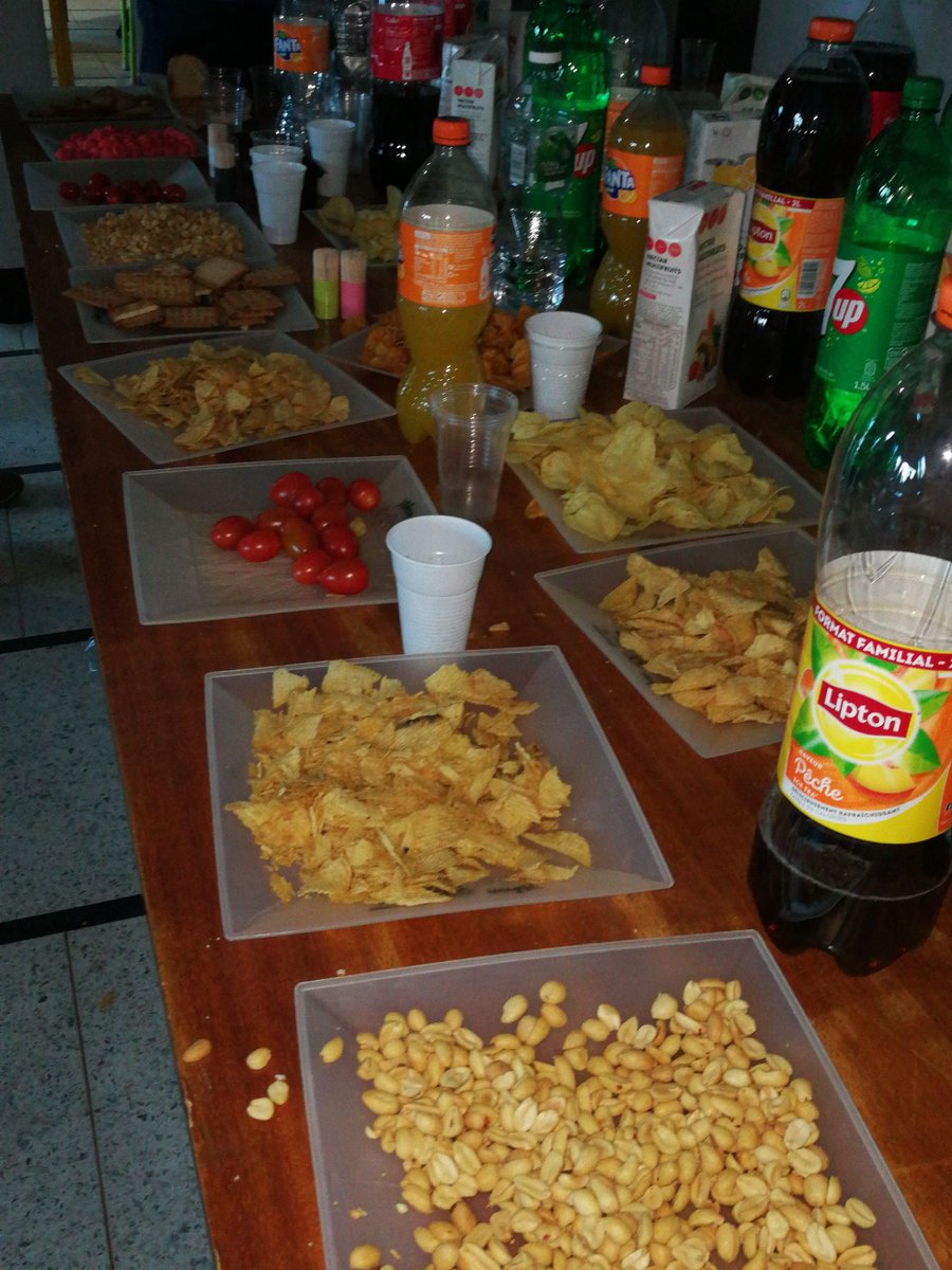 InsecurityAsso's tweet photo. Rien de mieux que de la nourriture saine pour maintenir la forme avant un CTF #Inshack #inshack2018 #BuffetOverFlow https://t.co/Nq5Fgp229e