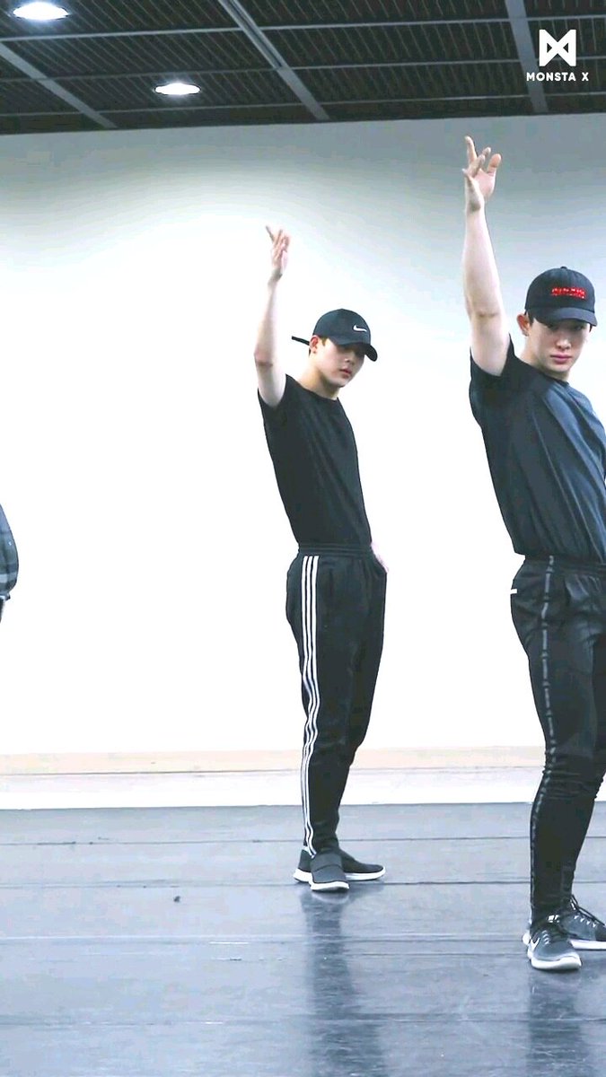 blue94_happy's tweet photo. Dance practice ล่าสุด นี���ชอบหุ่นจูฮอนที่สุดเลยอ่ะ คือสูงกำลังดี แล้วก็ไม่อ้วนไป ไม่ผอมไป นี่แบบไม่ได้ไบแอสเลยนะ 😂
ผสมกับความสแว๊กกกแบบฟลัฟฟี่ๆ โหยย  หยุดยิ้มไม่ได้เลอ  #ไม่ได้อวยเมนจริงๆนะ 😳
#jooheon #จูฮอน #Monsta_X https://t.co/fECjn7QF2R