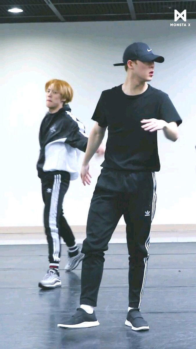 blue94_happy's tweet photo. Dance practice ล่าสุด นี���ชอบหุ่นจูฮอนที่สุดเลยอ่ะ คือสูงกำลังดี แล้วก็ไม่อ้วนไป ไม่ผอมไป นี่แบบไม่ได้ไบแอสเลยนะ 😂
ผสมกับความสแว๊กกกแบบฟลัฟฟี่ๆ โหยย  หยุดยิ้มไม่ได้เลอ  #ไม่ได้อวยเมนจริงๆนะ 😳
#jooheon #จูฮอน #Monsta_X https://t.co/fECjn7QF2R