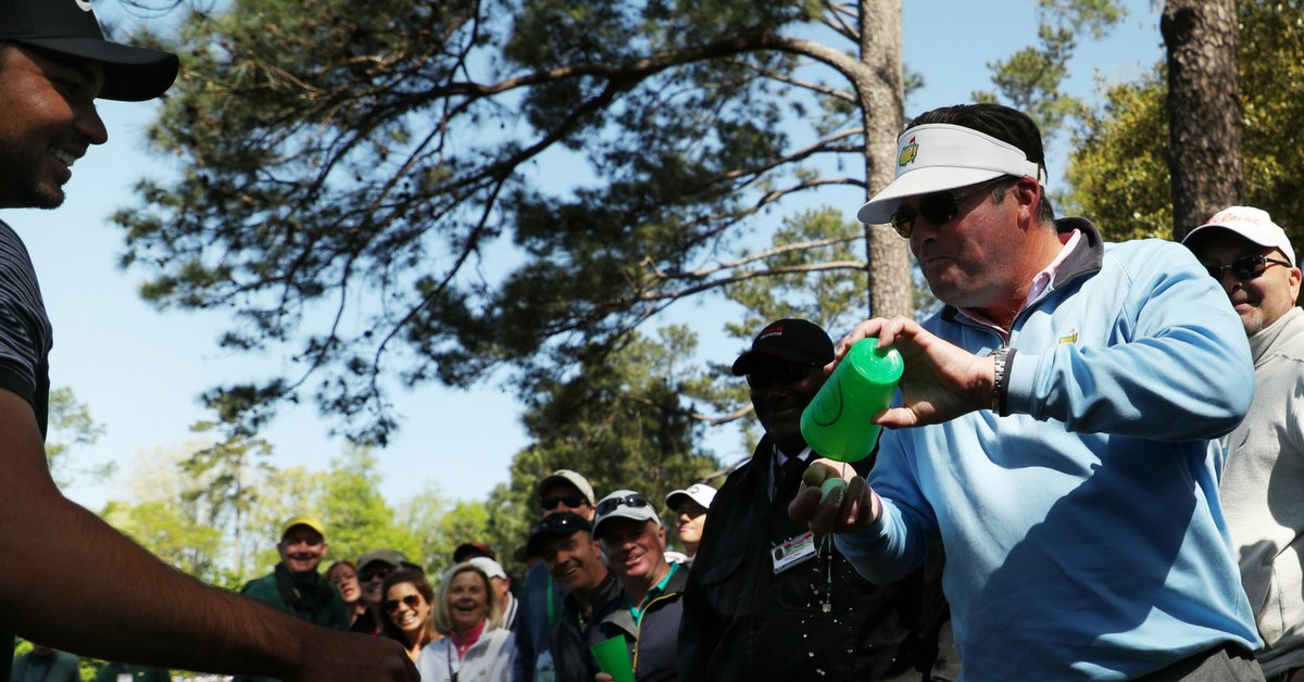 Cheers! Jason Day's ball landed in a patron's drink 😂: glfdig.st/CpIhJu1