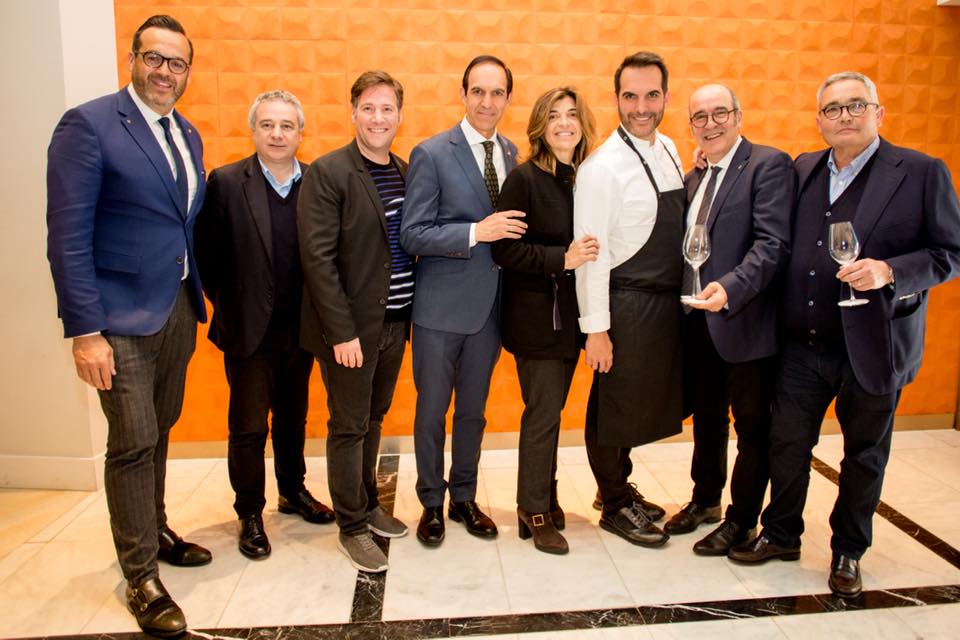 vilaviniteca's tweet photo. El 11º Premio Vila Viniteca de #cataporparejas en los medios https://t.co/iM5HPeABXF https://t.co/yQxUXw6Xfl