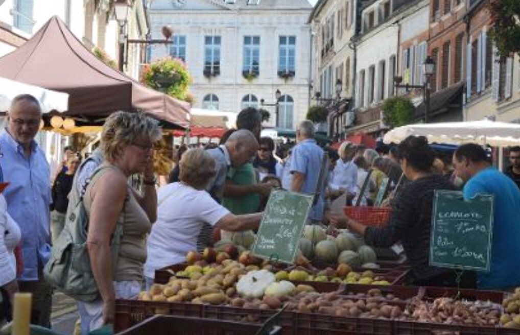 La ville de #Toucy à l’honneur demain dans le journal de <a href="/pernautjp/">Jean-Pierre Pernaut</a> à l’occasion de l’opération #VotrePlusBeauMarché <a href="/lyonne_fr/">L'Yonne Républicaine</a> pour voter une seule adresse votreplusbeaumarche.fr près de 1200000 votes 👍 #Youpi