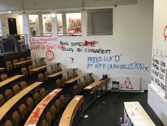 KimJongUnique's tweet photo. « Frappez vite, frappez fort, un bon flic est un flic mort. » tagué dans un amphi de Paris-8. Au nom de la démocratie, ce gouvernement de mollusques laisse l'extrême-gauche propager des appels au meurtre de policiers, 2 semaines après la mort du LT-Colonel Beltrame. https://t.co/okEqYV115C