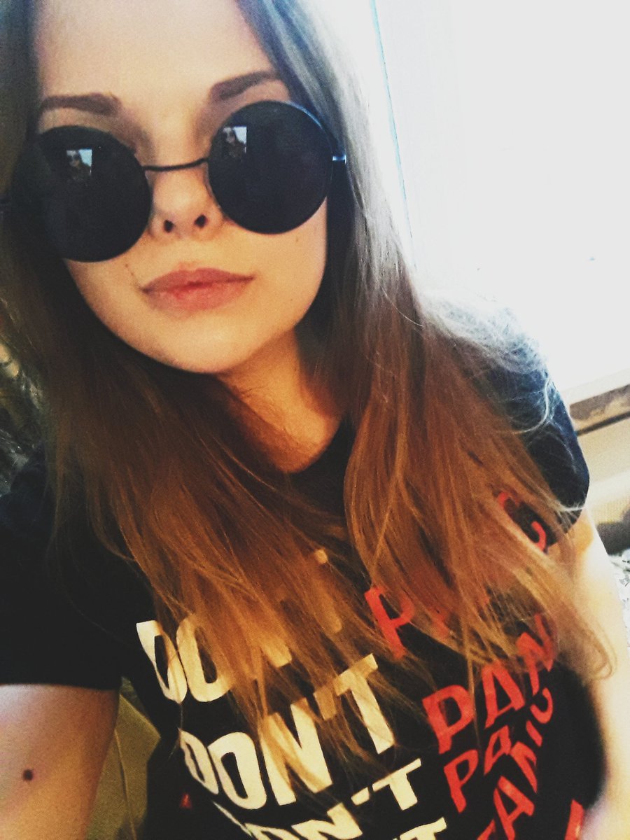 justbradfy's tweet photo. А есче, Фра забыла очки и пока они шли за ними назад, я в них пофотался☻🙈
Тп прости господи. Ну да ладно, мне можно, я болею. https://t.co/RHmW4bAcKK