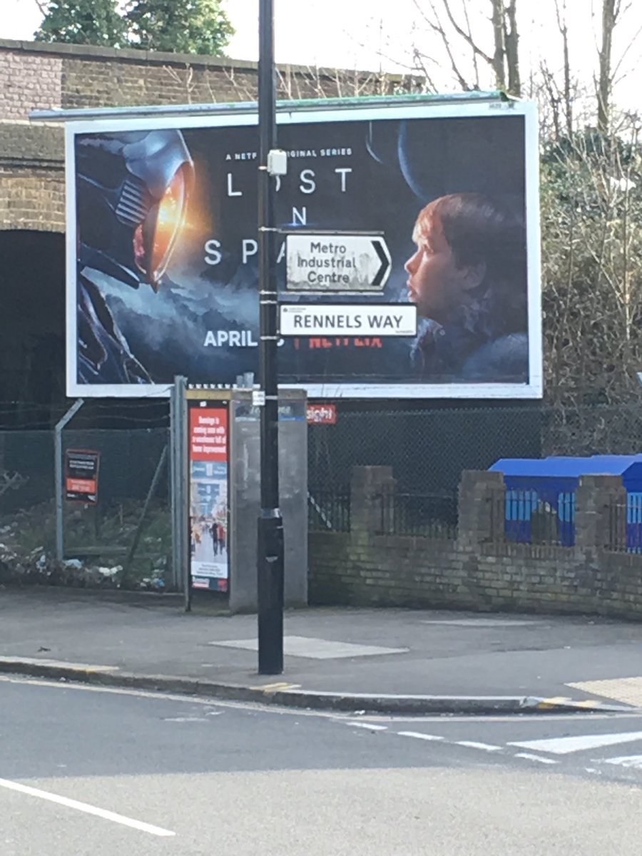 MPSOsterley's tweet photo. The team are on foot patrol London Road Isleworth -Rennels Way deterring Anti-Social Behaviour &amp; Street Drinking. Carrying out business reassurance visits to local shops-including Thornbury Road Businesses earlier today.Interacting with shoppers &amp; commuters.
#YouSaidWeDid #767TX https://t.co/zthxT87tD2