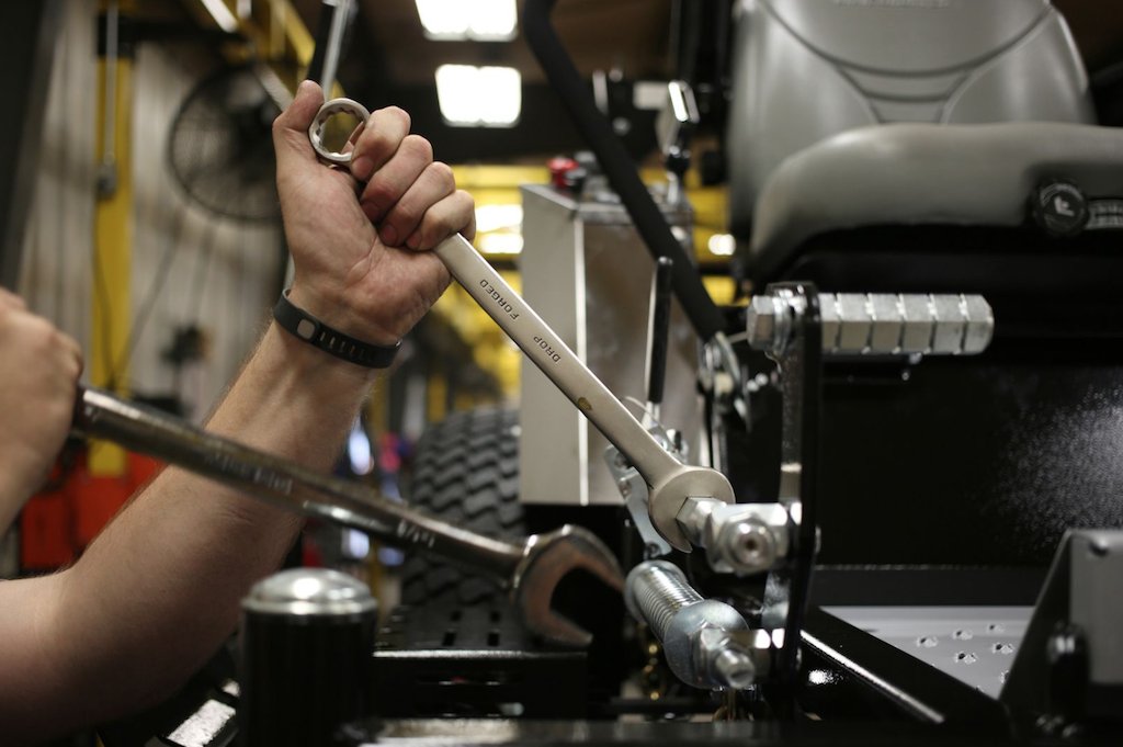 ScumLongmont's tweet photo. DYK that #manufacturing work is still compensated markedly better than other private-sector work. Bloomberg View @BV explains why: [Manufacturing Jobs Are Still Pretty Good Jobs] It's all about benefits and stability! --> https://t.co/IWCLrOau2r https://t.co/MIiReGjEmd