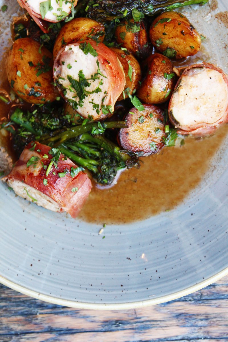 🍗 Chicken Saltimbocca 🍗

Roast chicken supreme wrapped in parma ham &amp; sage leaf served with baby potatoes, tender stem broccoli and roasting juices

📍Dinner is served at Fratelli